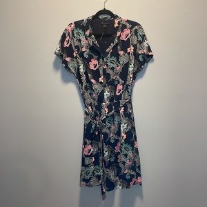 BANANA REPUBLIC size 4 dress with detachable belt and working top buttons.